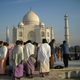Turistas visitando el monumento. Foto: Fowler&fowler / Wikimedia Commons